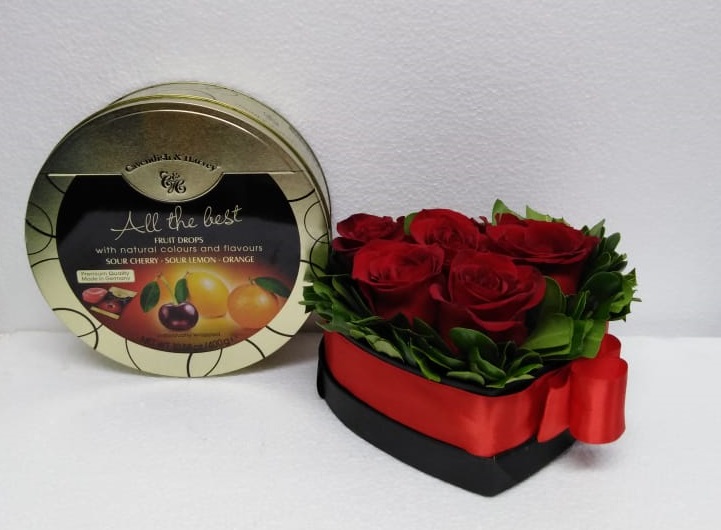 Caja corazón con 6 Rosas y Caja de Caramelos Mix de 175 Grs